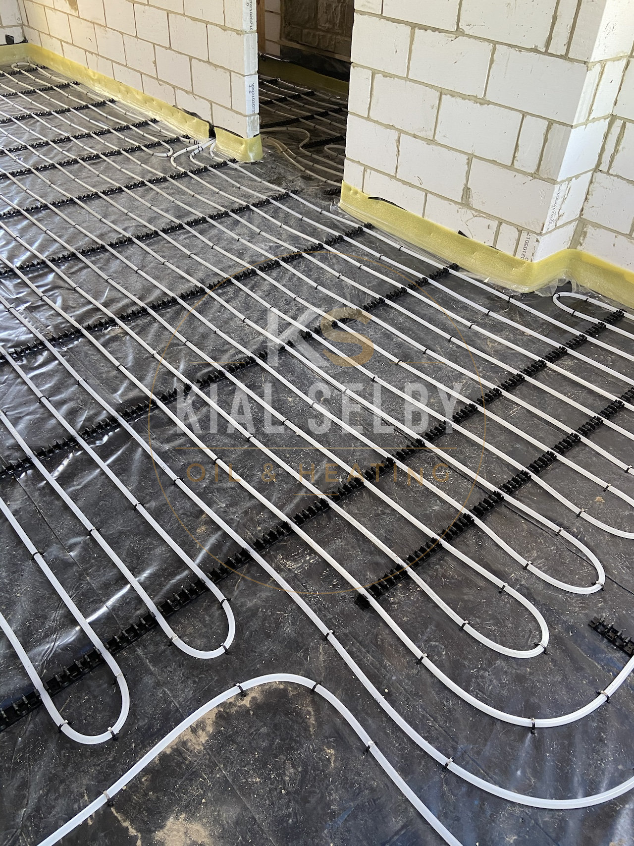 Wet underfloor heating pipework