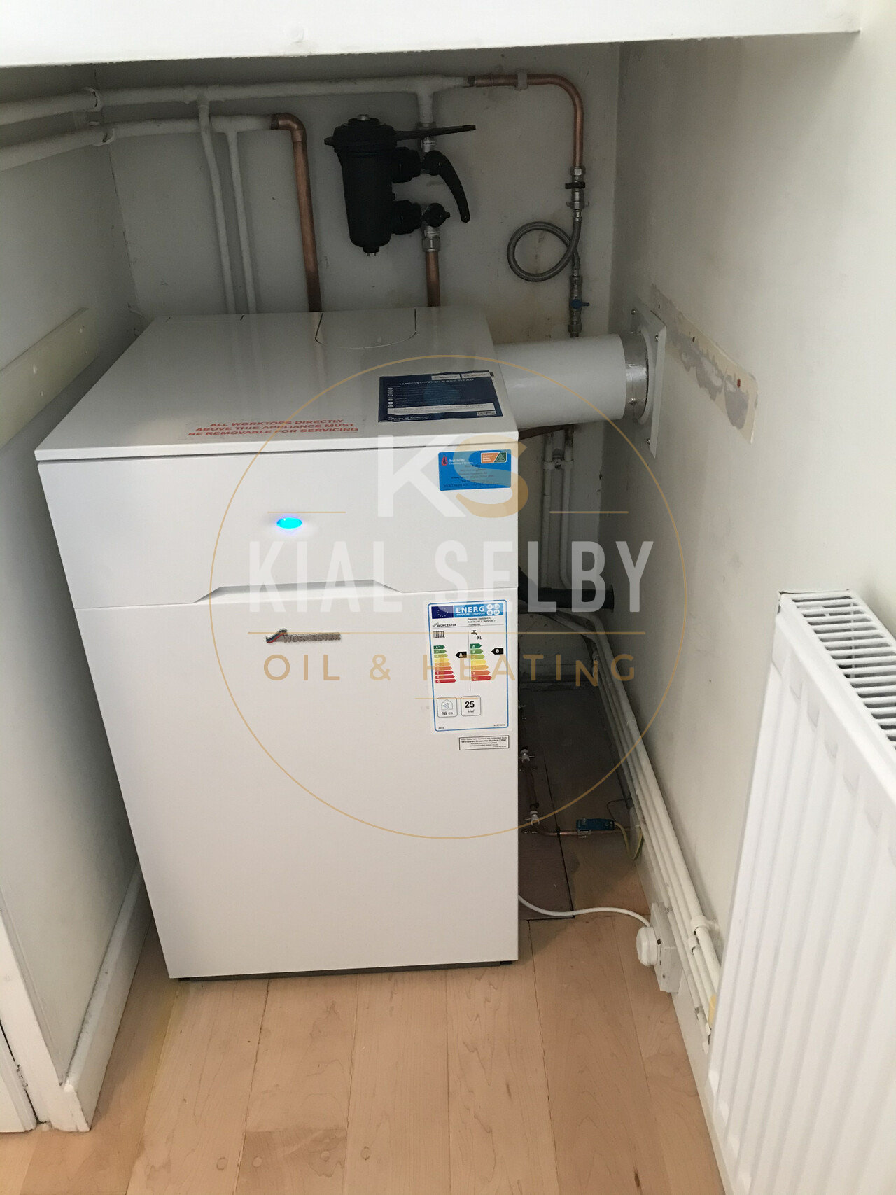 Worcester oil boiler fitted neatly into alcove space