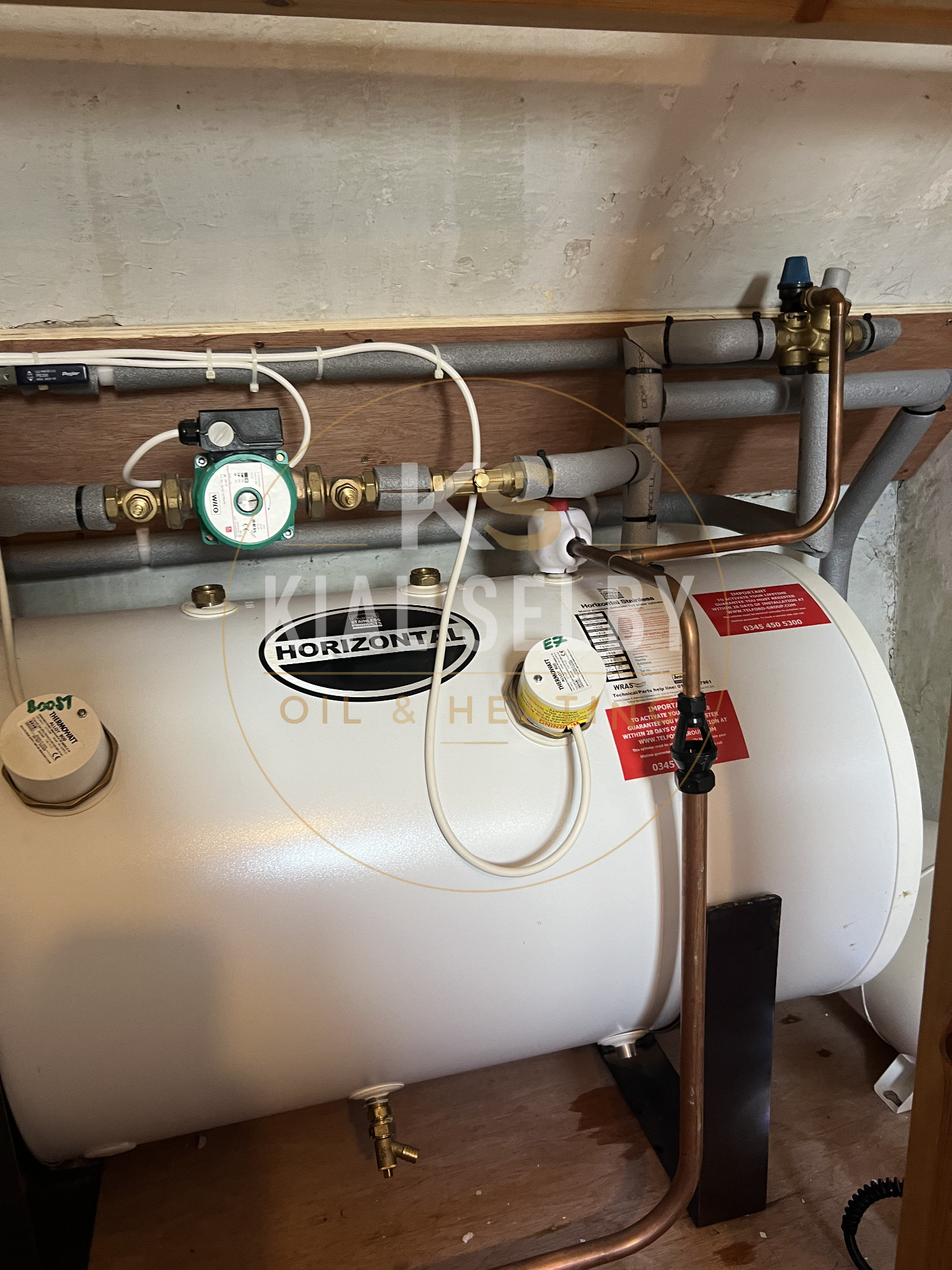 Horizontal hot water cylinder and circulation pump setup