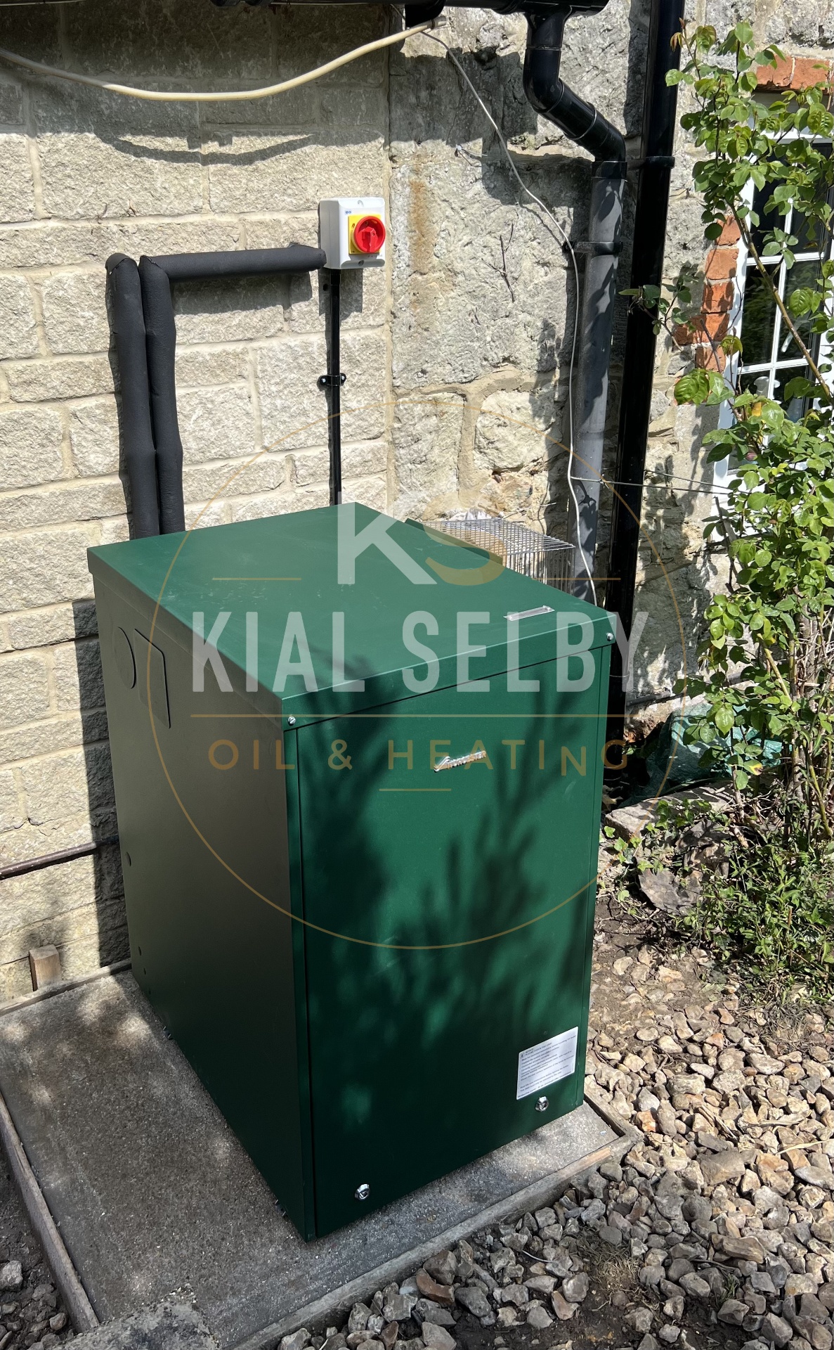 External oil boiler with insulated oil line